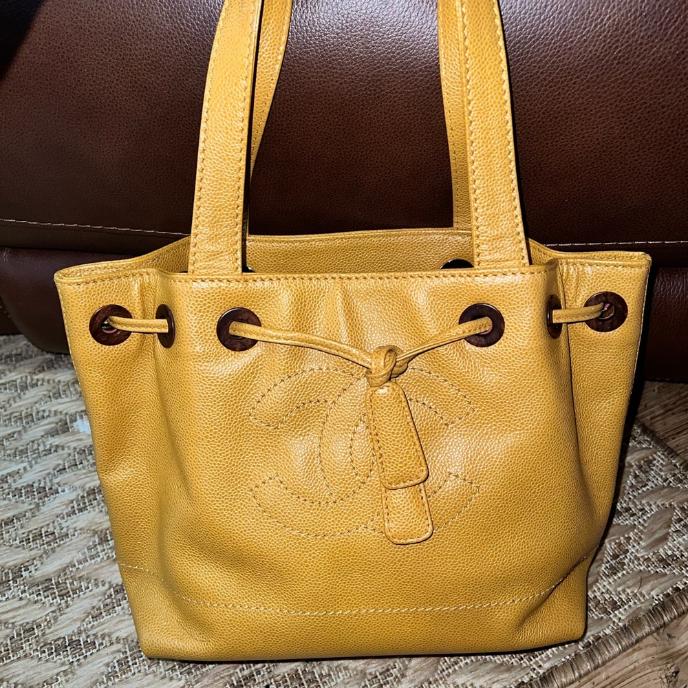 Vintage Chanel drawstring bucket bag in  caviar leather.